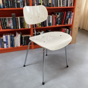 Stol SE 68 av Egon Eiermann i vit pianolack