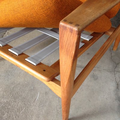 Zoom bild av Detaljbild av fåtölj LARS med band monterade på 2 håll